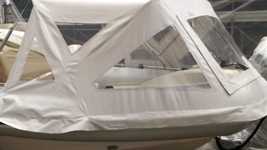 Sun & Shade di Genova realizza prodotti spray hood per barche a vela e il lazy bag che aiuta a riporre la randa sul boma