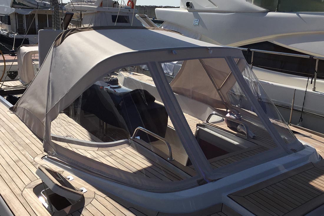 Sun & Shade di Genova realizza prodotti spray hood per barche a vela e il lazy bag che aiuta a riporre la randa sul boma